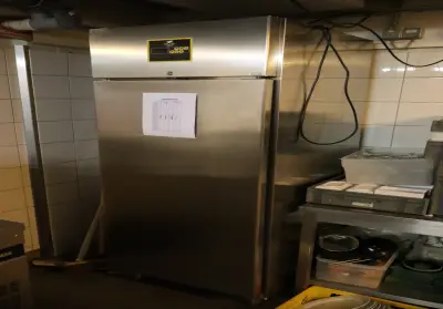 Koelkast van roestvrij staal – kavel bij Clicpublic