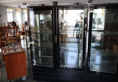 Koelvitrine met dubbele deur – kavel bij Clicpublic
