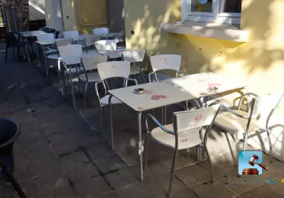 Set terrastafels en -stoelen - Delta Cafés – kavel bij Clicpublic
