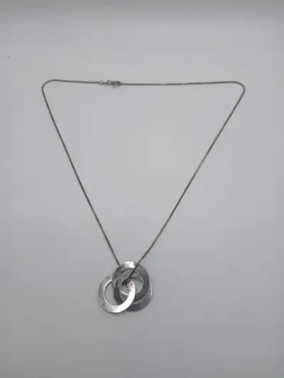 Zilveren ketting met drie verbonden ringen – kavel bij De Kringwinkel, Diest