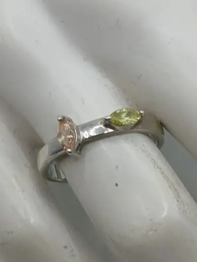 Zilveren ring met groene en roze steen – kavel bij De Kringwinkel, Diest