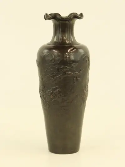 Oosterse / Aziatische vaas met draak in reliëf met textuur – 33 cm – kavel bij De Kringwinkel, Antwerpen