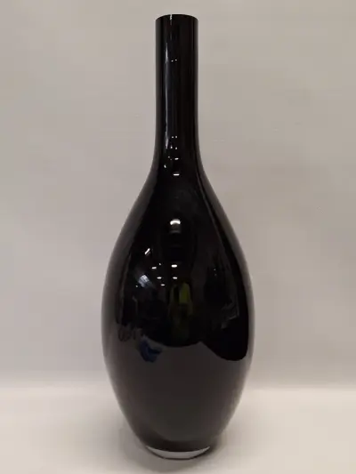 Flesvaas van zwaar mondgeblazen glas in diep aubergine en zwart - XL formaat – kavel bij De Kringwinkel, Gent