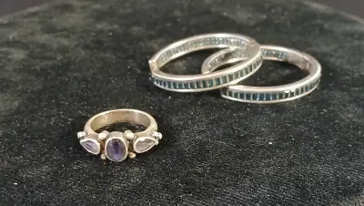 Set zilveren oorbellen met blauwe steentjes en ring met paarse steentjes – kavel bij De Kringwinkel, Turnhout