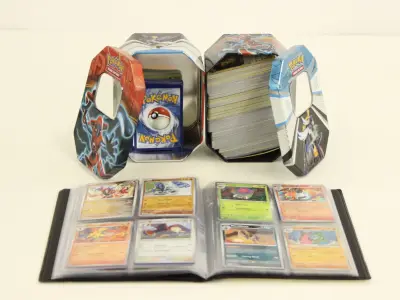 Pokémon kaarten in een verzamelalbum en metalen tins – kavel bij De Kringwinkel, Antwerpen