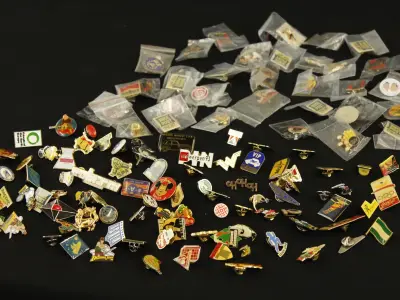 Verzameling diverse pin badges in zakjes – kavel bij De Kringwinkel, Antwerpen