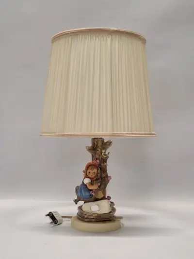 Vintage Goebel Hummel tafellamp ‘Apple Tree Girl’ - model 229 – kavel bij De Kringwinkel, Gent