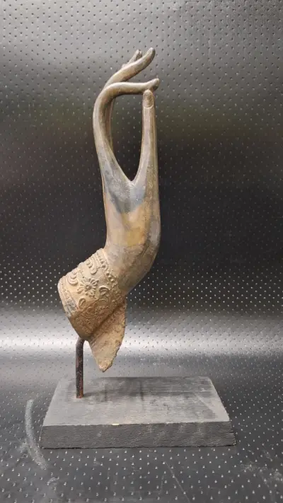 Thais bronzen Boeddha handfragment op houten voet – kavel bij De Kringwinkel, Gent