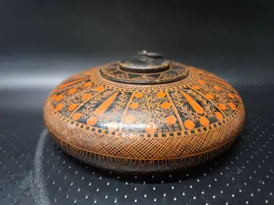 Handbeschilderde ottomaanse lakdoos uit de Hindu Kush-regio – kavel bij De Kringwinkel, Gent
