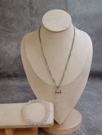 Sieradenset met rozenkwarts hanger en armband – kavel bij De Kringwinkel, Gent