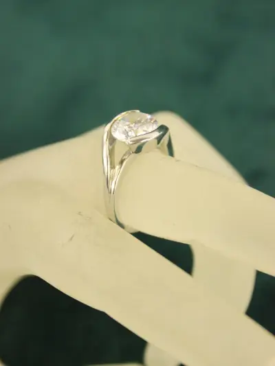 Sterling zilveren ring met heldere gefacetteerde steen – kavel bij De Kringwinkel, Antwerpen