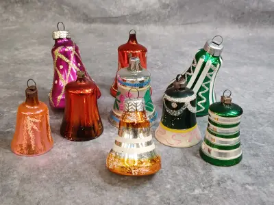 Kleurrijke set van 8 glazen kerstklokjes – kavel bij De Kringwinkel, Gent