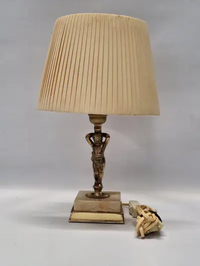 Vintage Massive tafellamp met putto, natuurstenen voet en geplooide kap – kavel bij De Kringwinkel, Gent
