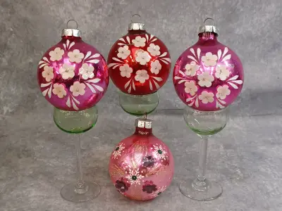 Set van 4 vintage glazen kerstballen met Bbloemmotief en pailletten – kavel bij De Kringwinkel, Gent