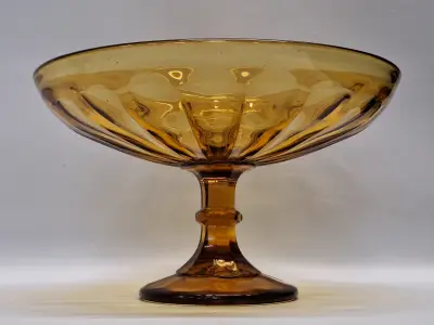 Art-Deco fruitschaal op voet in amberkleurig persglas – kavel bij De Kringwinkel, Gent
