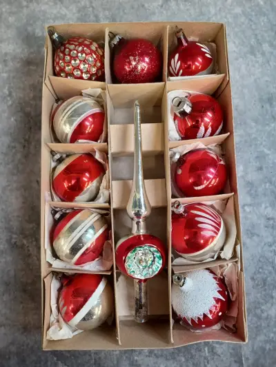 Vintage kerstset in doos: 11 glazen kerstballen en piek – kavel bij De Kringwinkel, Gent