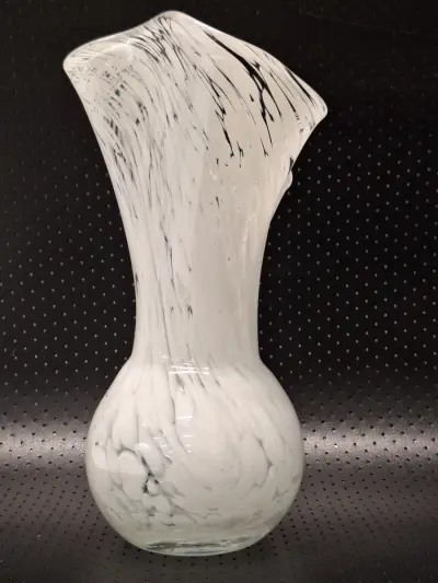 Handgeblazen designvaas in Murano stijl met wit spikkelpatroon – kavel bij De Kringwinkel, Gent