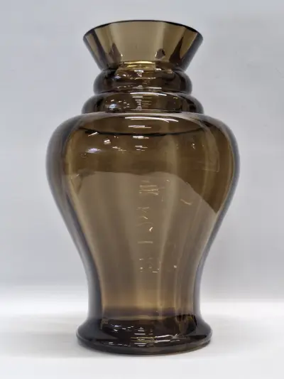 Art-Deco stijl mondgeblazen vaas in rookglas met optische ribben – kavel bij De Kringwinkel, Gent
