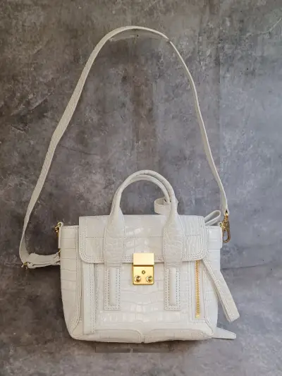 3.1 Phillip Lim Pashli mini handtas in wit krokodillenreliëf leder – kavel bij De Kringwinkel, Gent