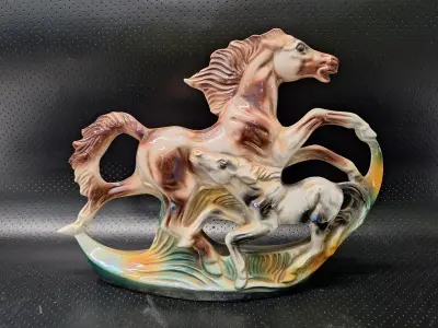 Keramiekkunstwerk van paarden met parelmoerglazuur – kavel bij De Kringwinkel, Gent
