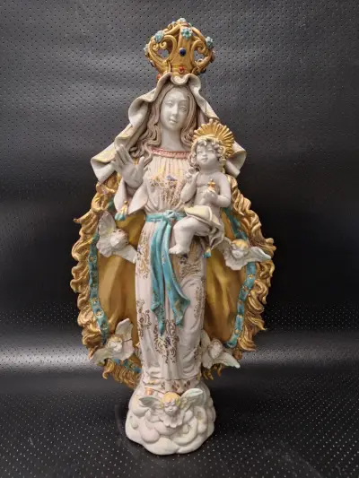 Gekroonde Madonna met Jezuskind en engeltjes in de stijl van Eugenio Pattarino – kavel bij De Kringwinkel, Gent