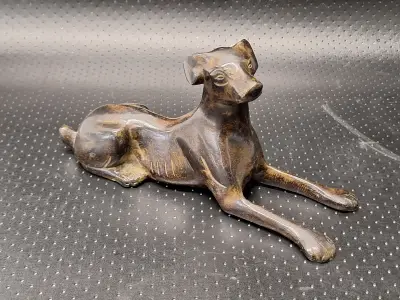 Bronzen beeldje van een liggende windhond in Art-Deco stijl – kavel bij De Kringwinkel, Gent