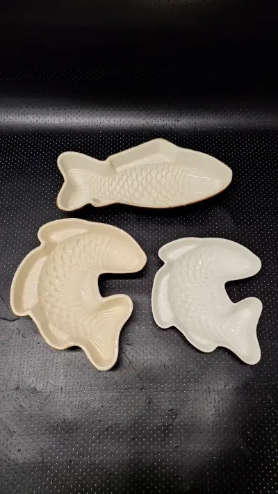 Driedelige set vintage keramieken visvormen en puddingschalen – kavel bij De Kringwinkel, Gent