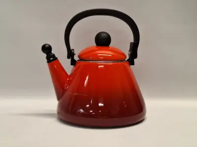Originele Le Creuset Kone fluitketel in de kleur oranjerood – kavel bij De Kringwinkel, Gent