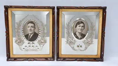 Spiegelfotolijsten met metalen reliëf en portretten – kavel bij De Kringwinkel, Gent