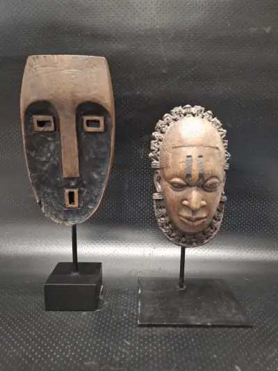 Set van 2 decoratieve tribale maskers in resin op metalen sokkel – kavel bij De Kringwinkel, Gent