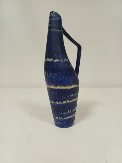 Blauwe keramische vaas met handvat – kavel bij De Kringwinkel, Ronse