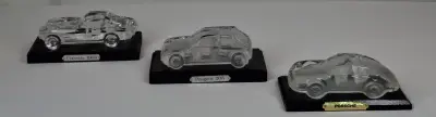 Set van 3 kristallen modelauto's op houten voet – kavel bij De Kringwinkel, Geraardsbergen