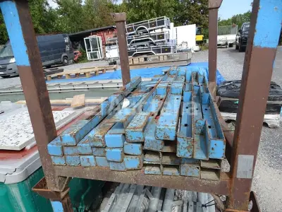 Metalen rek met +/- 30 relingelementen voor het bord – kavel bij Auctelia, Aye