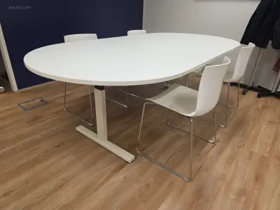Vergadertafel met 4 design stoelen ARPER – kavel bij Auctim, Berchem