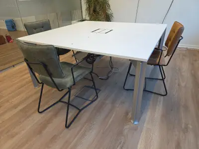 Vergadertafel met 3 design stoelen H&H BULO – kavel bij Auctim, Berchem