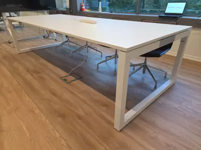 Vergadertafel PAMI – kavel bij Auctim, Berchem