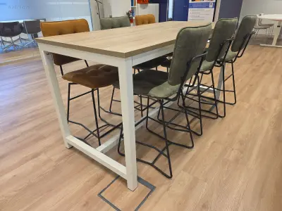 Hoge vergadertafel met 6 design barkrukken H&H – kavel bij Auctim, Berchem