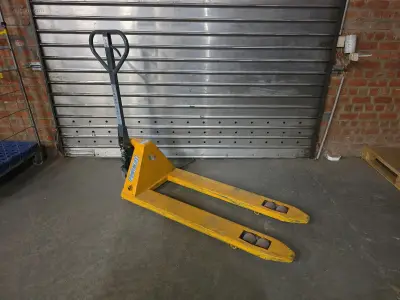 (2x) Defecte transpalletten Powerlift – kavel bij Auctim, Bruxelles