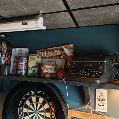 Plank met decoratie materiaal – kavel bij Onlineveilingmeester, Noordwolde
