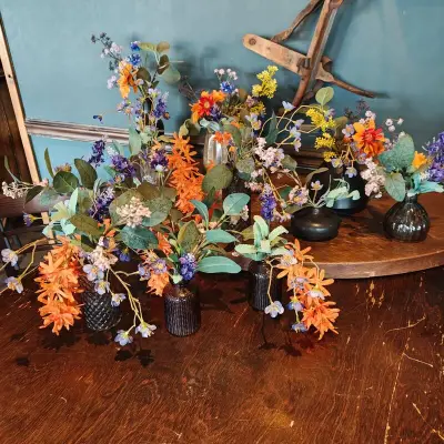 Diverse vaasjes met kunststof bloemen – kavel bij Onlineveilingmeester, Noordwolde