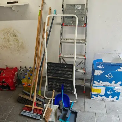 Keukentrapjes en bezems – kavel bij Onlineveilingmeester, Noordwolde
