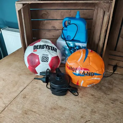 Voetballen met ballon pomp – kavel bij Onlineveilingmeester, Noordwolde
