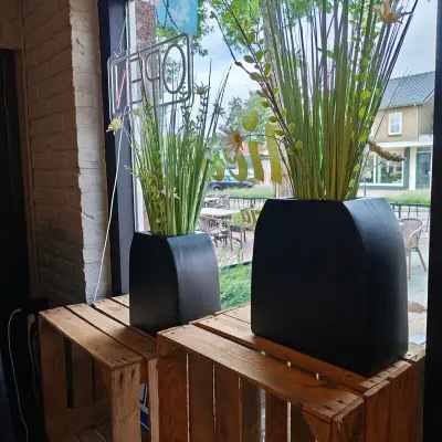 2x Vaas met kunstbloemen – kavel bij Onlineveilingmeester, Noordwolde