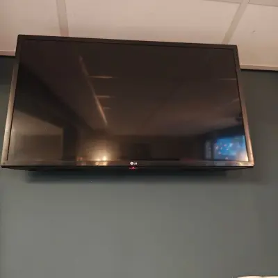 TV scherm met muurbeugel, LG – kavel bij Onlineveilingmeester, Noordwolde