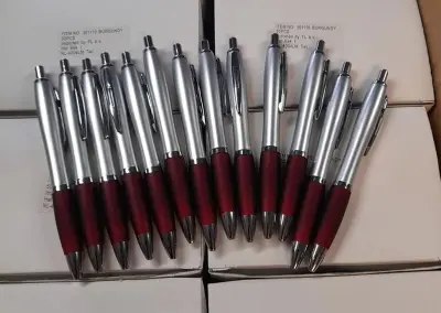 Ca. 1000x Balpen, burgundy – kavel bij Onlineveilingmeester