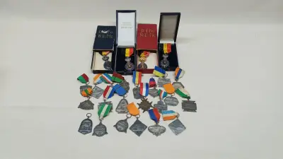 Collectie oude medailles en onderscheidingen met doosjes – kavel bij De Kringwinkel, Zottegem