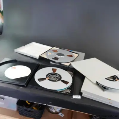Stapel Ampex 20:20+ studio-kwaliteit analoge reel-to-reel audiogeluidsbanden – kavel bij ProVeiling