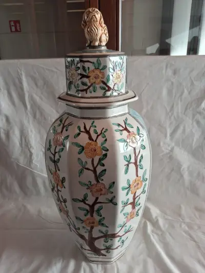 Decoratieve keramische vaas met deksel – kavel bij De Kringwinkel, Ieper