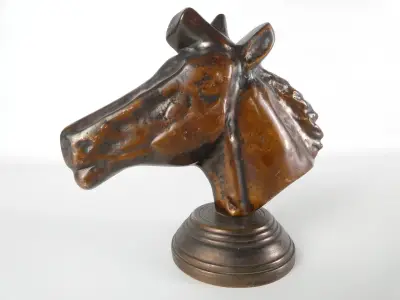 Bronzen paardenhoofd op voetstuk – kavel bij De Kringwinkel, Heverlee