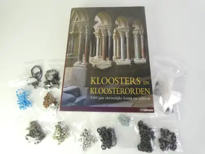 Boek Kloosters en Kloosterorden met religieuze kettingen en rozenkransen – kavel bij De Kringwinkel, Heverlee